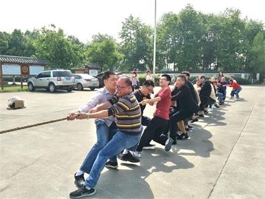 勞動最美、團(tuán)結(jié)拼搏”拔河比賽